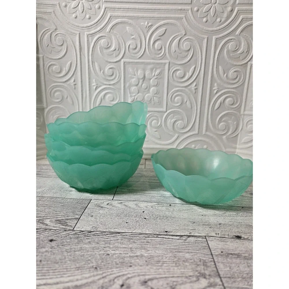 Dessert bowls in green plastic. Set of 6